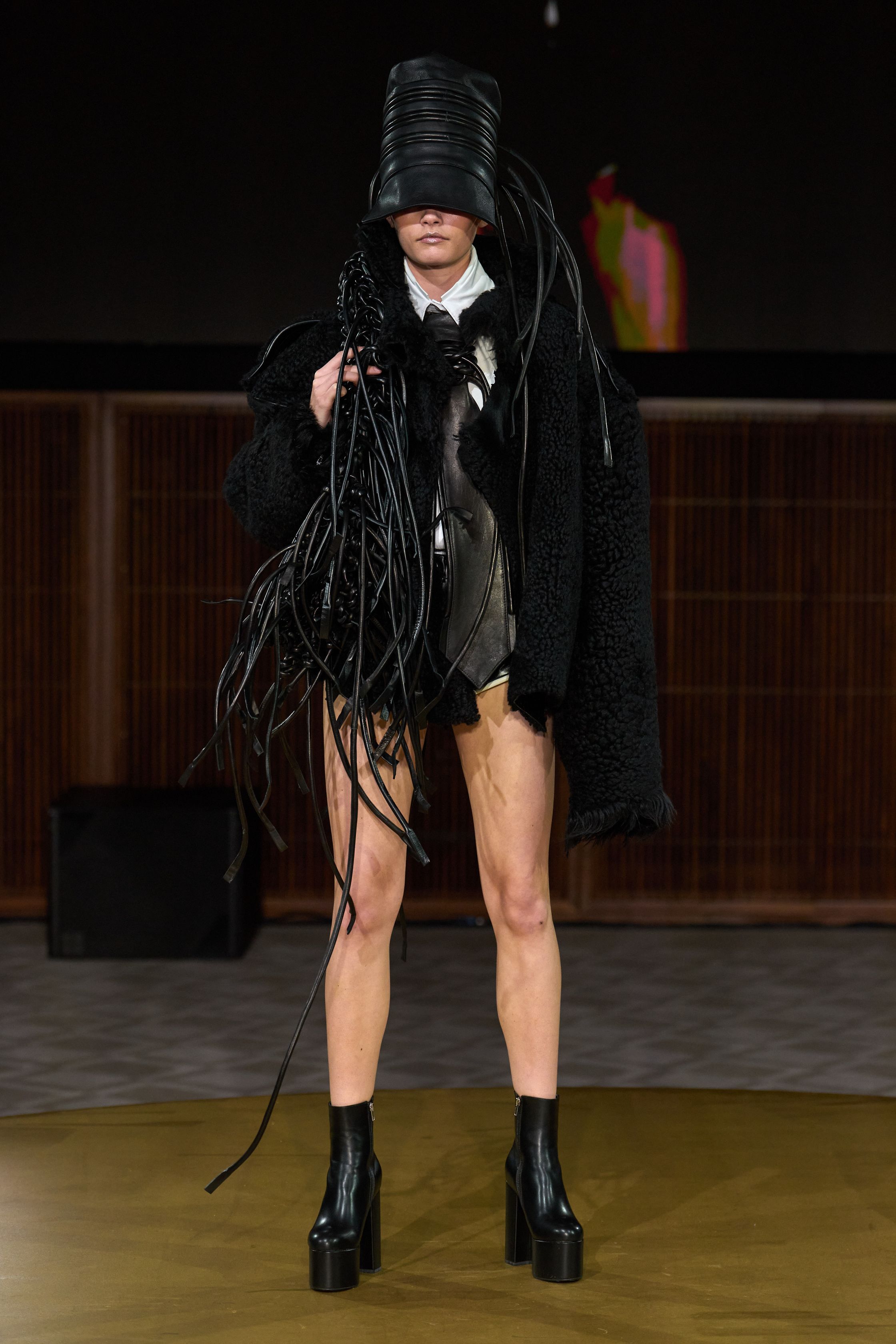 London College of Fashion以实验性结构与面部遮挡装置制造先锋张力，解构西装、未来感配色与夸张比例并置，展现学院派对社会议题的大胆回应-顽石频道趋势研究